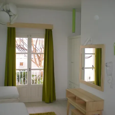 מלון דירות Manolis' House 3*